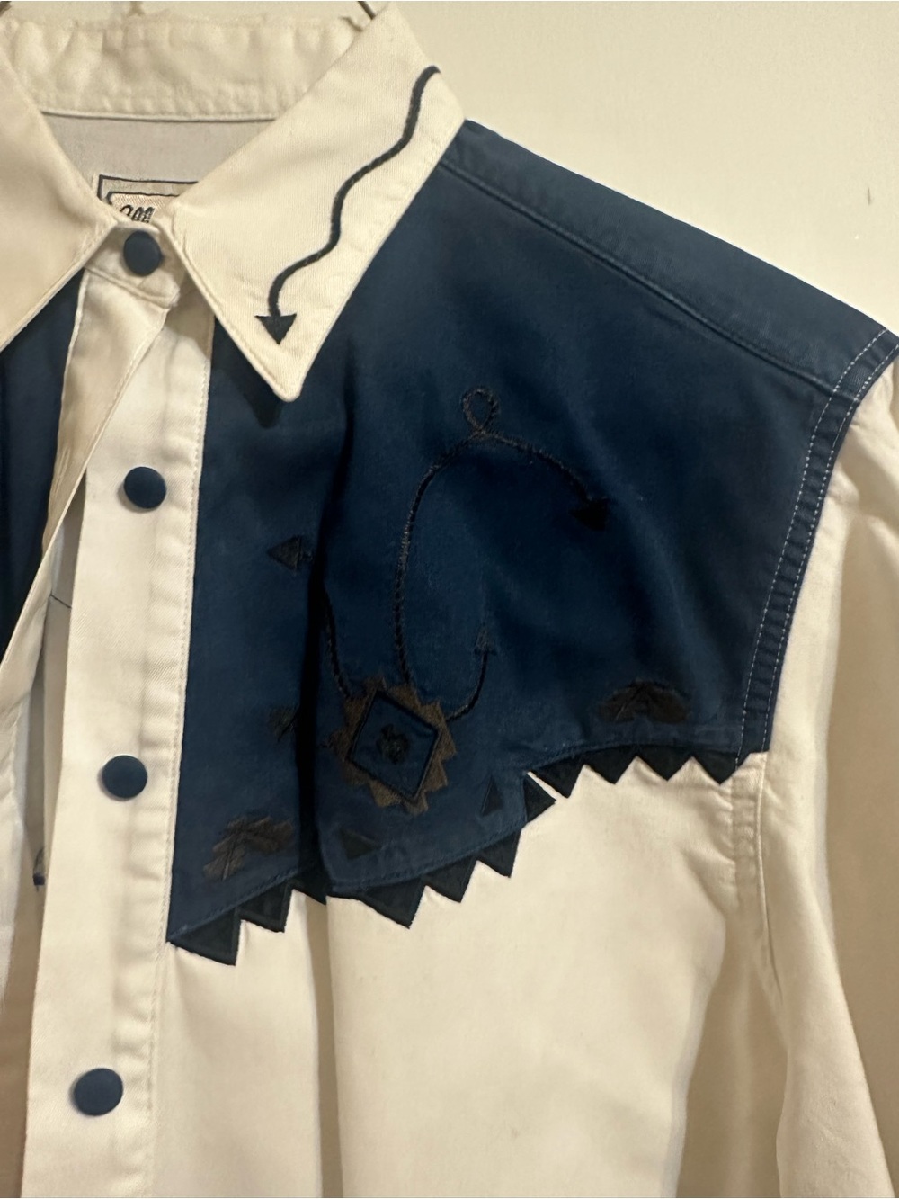 Wrangler White and Navy Western Yoke Button-Down Shirt - Picture 4 of 8